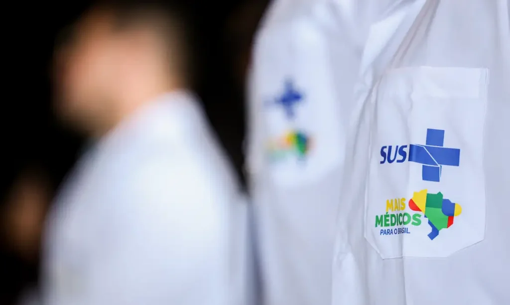 Brasília (DF), 17/03/2025 - Detalhe do uniforma de um médico durante anúncio do ministro da Saúde Alexandre Padilha sobre a expansão do programa mais médicos com a oferta de novas vagas no primeiro edital de 2025. Foto: Marcelo Camargo/Agência Brasil