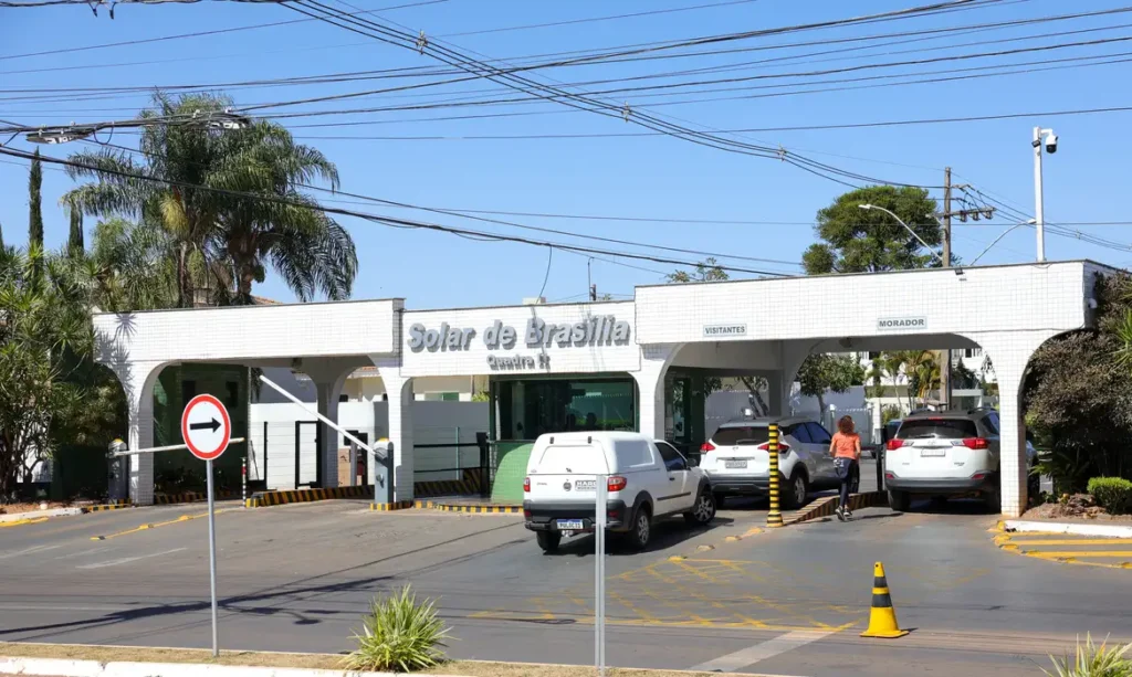 Brasília (DF) 07/08/2025 Fachada do condomínio Solar de Brasília, onde mora e cumpre prisão domiciliar o ex-presidente Jair Bolsonaro. Foto: Fabio Rodrigues-Pozzebom/ Agência Brasil