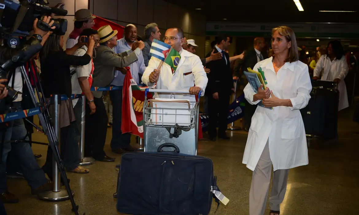 Em outubro de 2013, médicos cubanos desembarcavam em Brasília contratados pelo Programa Mais Médicos