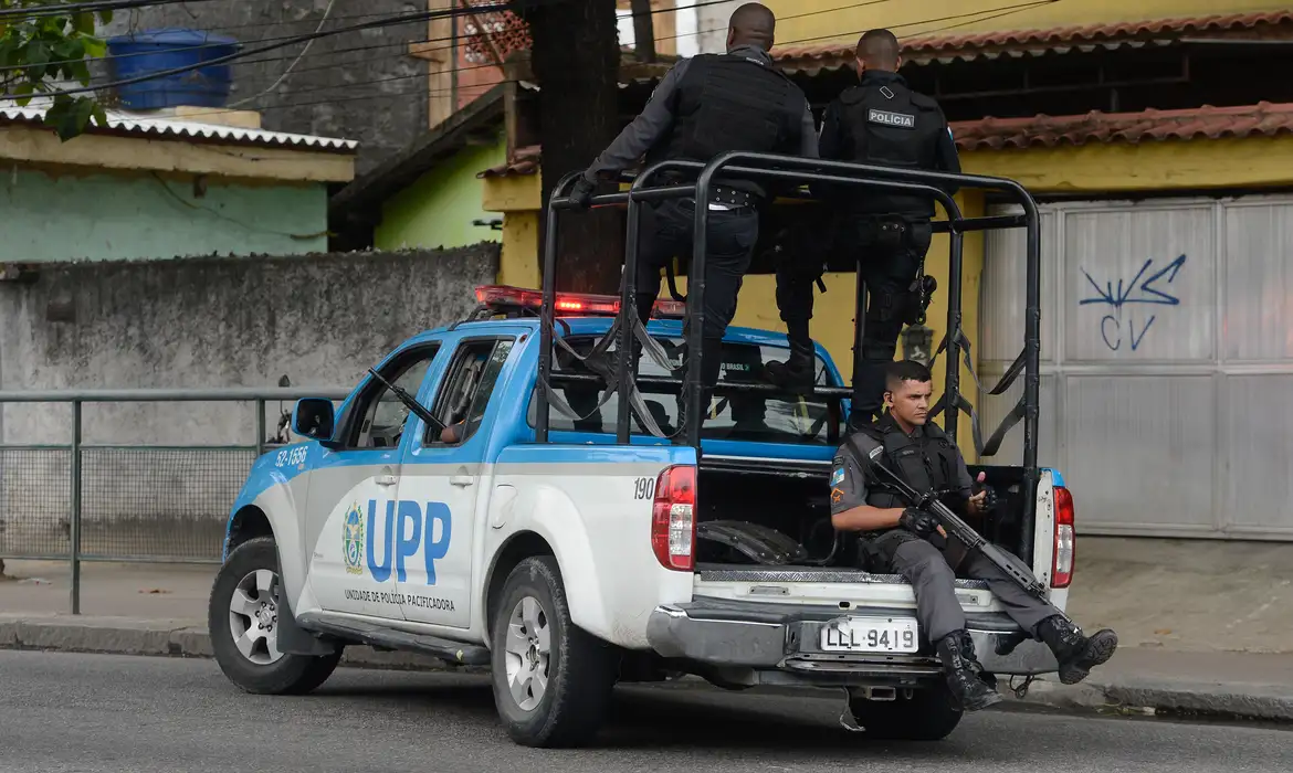 Rio de Janeiro - Tropas da PM circulam na Cidade de Deus, após operação no fim de semana, com queda de helicóptero e pelo menos 11 mortes (Fernando Frazão/Agência Brasil)