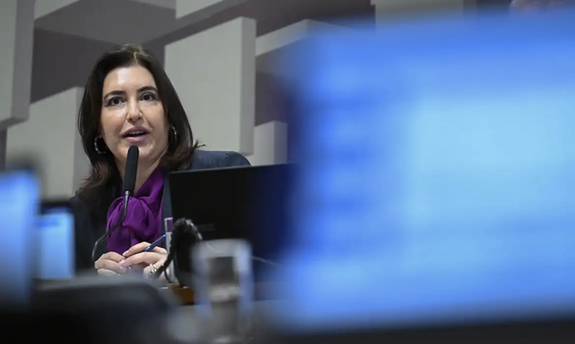 Brasília (DF), 19/08/2025 - Comissão de Assuntos Econômicos Comissão de Assuntos Econômicos (CAE) promove audiência pública interativa, com a ministra do Planejamento e Orçamento, para que sejam prestadas informações sobre a avaliação da Pasta quanto à eficiência dos subsídios tributários, financeiros e creditícios concedidos pela União; e o cumprimento do disposto no Art. 4º da Emenda Constitucional nº 109, de 2021, que determina ao Governo a apresentação de plano de redução gradual de incentivos e benefícios federais de natureza tributária, até o nível de 2% do PIB. Mesa: ministra de Estado do Planejamento e Orçamento, Simone Tebet. Foto: Andressa Anholete/Agência Senado