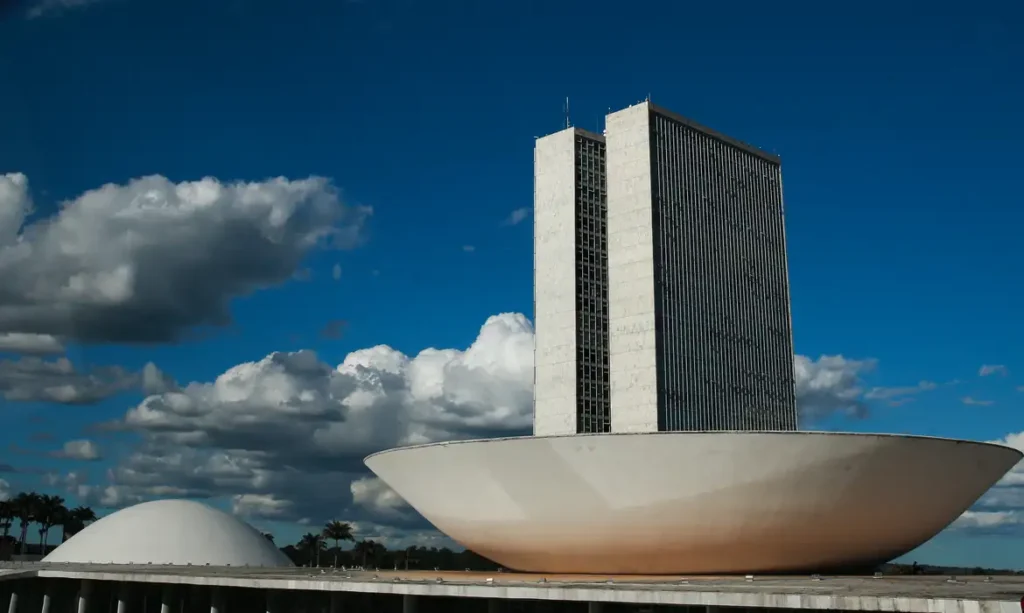 A cúpula maior, voltada para cima, abriga o Plenário da Câmara dos Deputados.