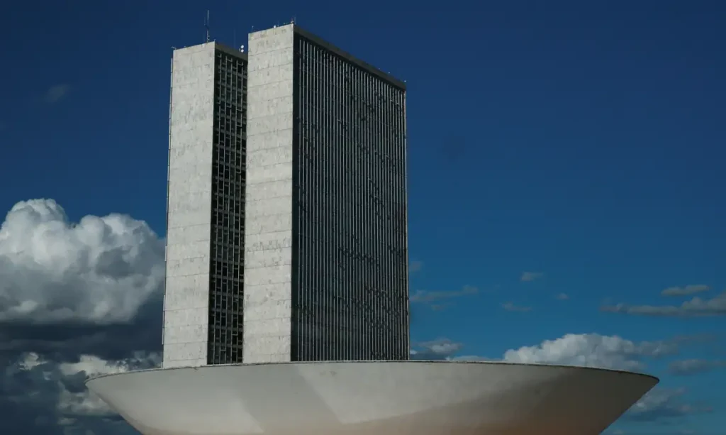 A cúpula maior, voltada para cima, abriga o Plenário da Câmara dos Deputados.