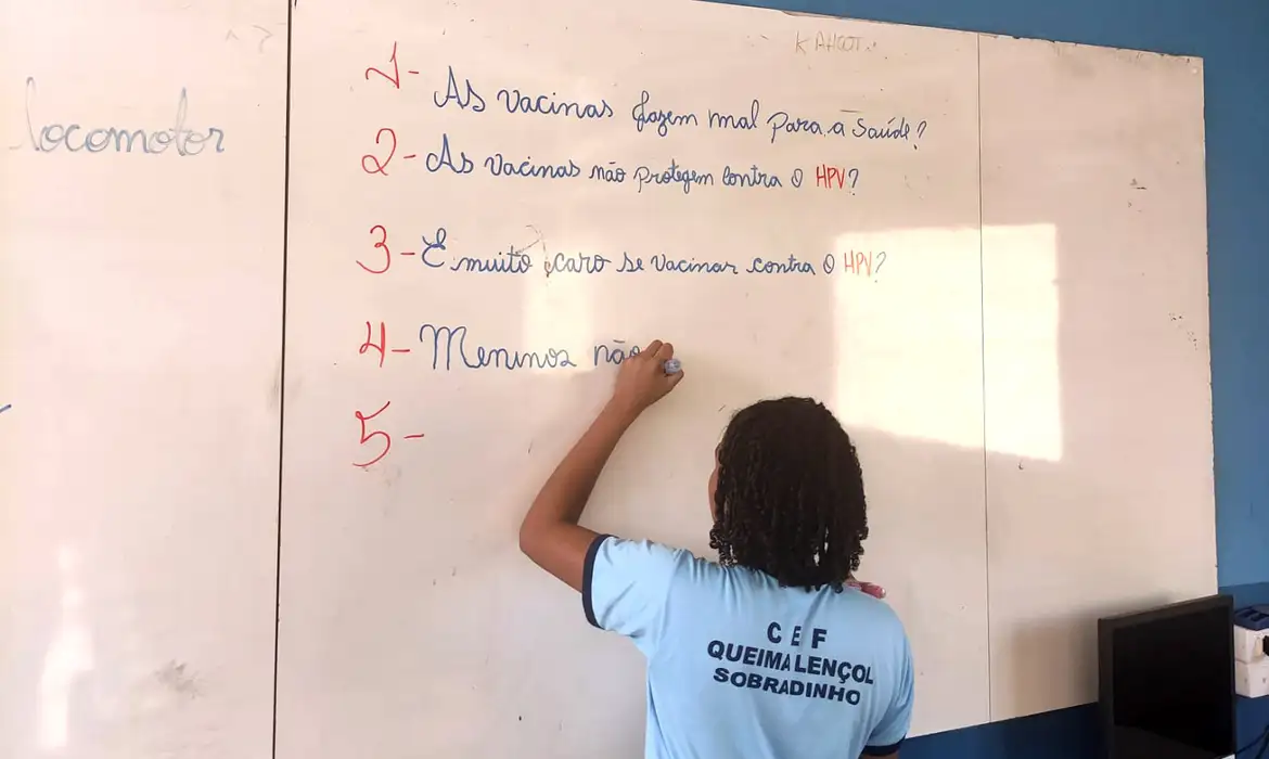 Projeto ensina estudantes a identificar informações falsas sobre vacina HPV. Jornalista Gracielly Bittencourt, idealizadora do projeto “Conhecimento é vacina para a desinformação”. Foto: Cleiton Freitas