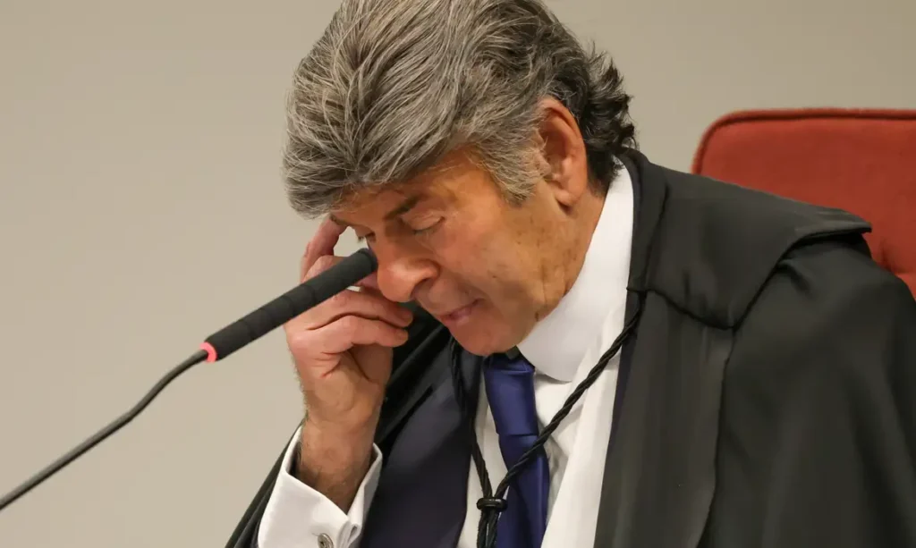 Brasília (DF) 10/09/2025 - O ministro Luiz Fux chega para proferir seu voto na Primeira Turma do Supremo Tribunal Federal (STF) que realiza o quarto dia de julgamento dos réus do Núcleo 1 da trama golpista, formado pelo ex-presidente Jair Bolsonaro e mais sete aliados. Foto: Fabio Rodrigues-Pozzebom/ Agência Brasil