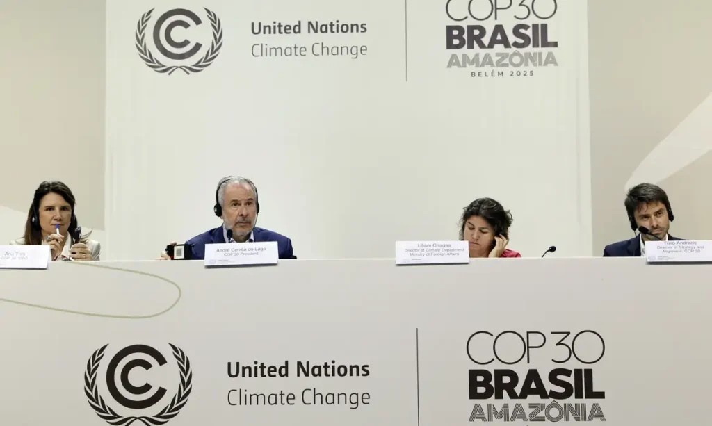 Belém (PA), 12/11/2025 - A diretora-executiva da COP30, Ana Toni, o presidente da COP30, embaixador André Corrêa do Lago, a diretora do Departamento de Clima do MRE, Liliam Chagas, e o diretor de Estratégia e Alinhamento da COP30, Túlio Andrade, durante coletiva de imprensa na COP30. Foto: Bruno Peres/Agência Brasil