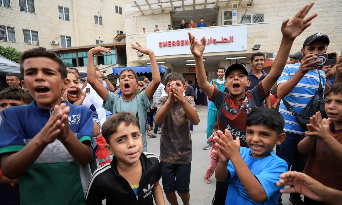Crianças palestinas celebram em Deir al-Balah, centro de Gaza 9/10/2025 REUTERS/Dawoud Abu Alkas