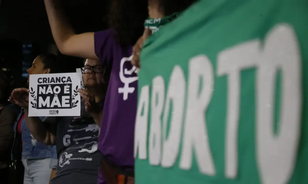 São Paulo (SP) 13/06/2024 - Ato na Avenida Paulista contra o PL 1904, que criminaliza o aborto. Foto: Paulo Pinto/Agencia Brasil