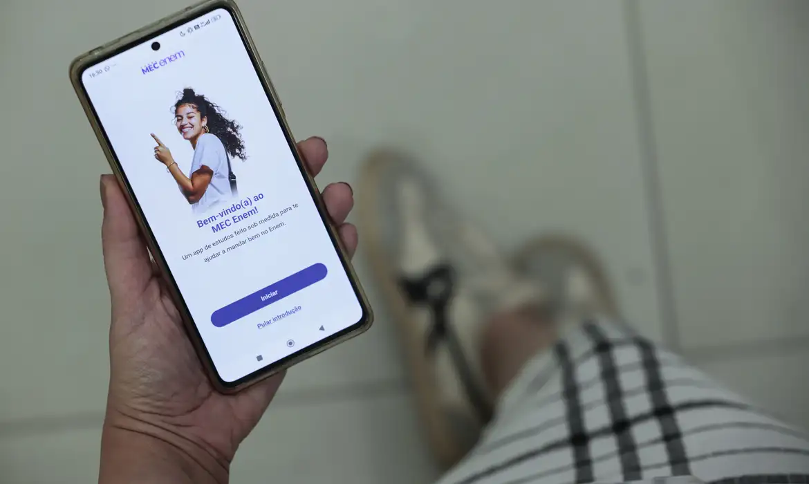 Brasília (DF), 10/10/2025 – Aplicativo MEC Enem apresenta questões e simulados do exame Ferramenta lançada pelo MEC visa apoiar estudantes na preparação para o Enem, com simulados de questões alternativas, correção automatizada de redação, materiais de reforço e assistente virtual Foto: Joédson Alves/Agência Brasil
