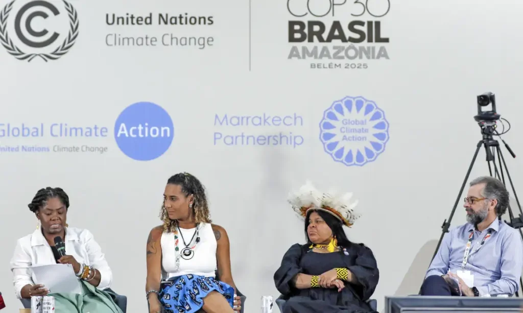 Belém (PA), 13/11/2025 - Vice-presidente da Colômbia, Francia Márquez, a ministra da Igualdade Racial, Anielle Franco, e a ministra dos Povos Indígenas, Sônia Guajajara, participam do painel Racismo Ambielntal e Mudanças Climáticas, na Zona Azul da COP30. Foto: Bruno Peres/Agência Brasil