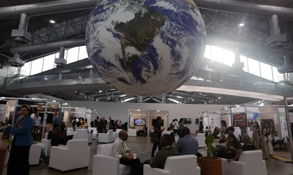 Belém (PA), 11/11/2025 - Globo terresta pendurado no teto de pavilhão da Blue Zone na Conferência das Nações Unidas sobre Mudanças Climáticas (COP 30), em Belém. Foto: Tânia Rêgo/Agência Brasil