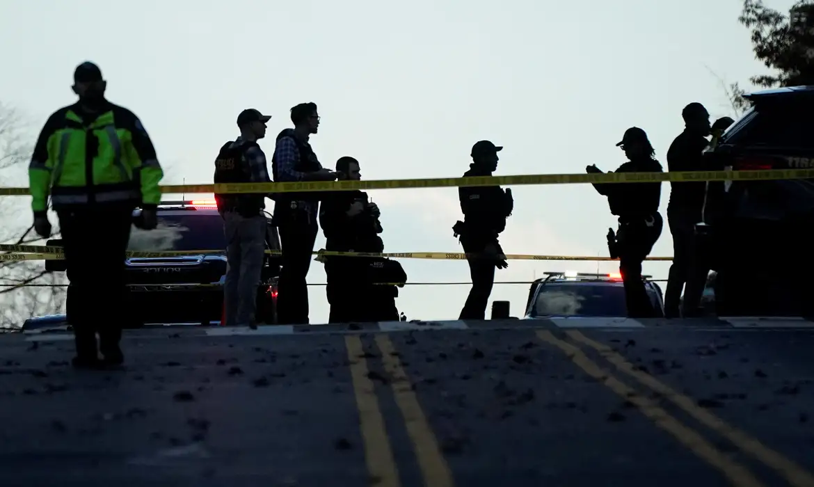 Law enforcement members gather in a cordoned-off area after two National Guard members were reportedly shot near the White House in Washington, D.C., U.S., November 26, 2025. REUTERS/Nathan Howard