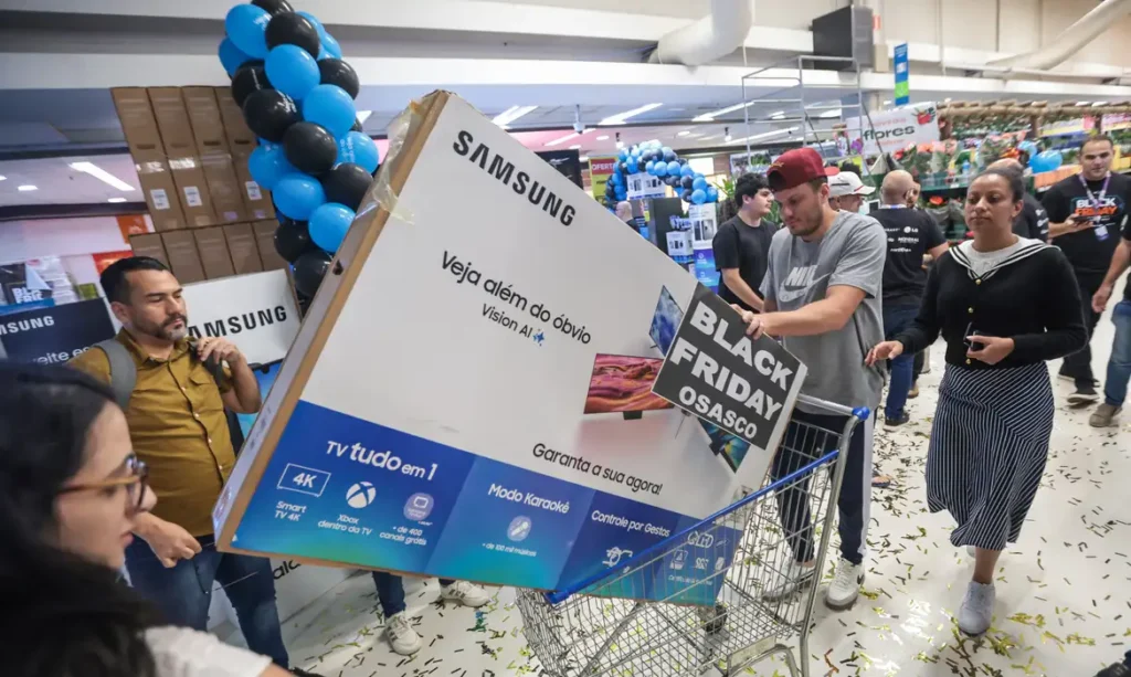 São Paulo (SP) - 27/11/2025 - Loja em Osaco abre suas portas para seus clientes dando início a Black Friday. Foto Paulo Pinto/Agencia Brasil