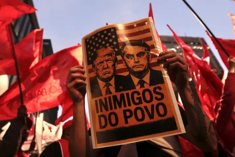 Paulo Pinto/Agência Brasil São Paulo (SP), 10/07/2025 - Cartaz com a foto do presidente Donald Trump e o ex-presidente Jair Bolsonaro, durante protesto à atuação do Congresso Nacional na justiça tributária com a taxação dos super ricos, fim da escala 6×1 e a isenção de Imposto de Renda para quem ganha até R$ 5 mil, realizado em frente ao MASP. Foto: Paulo Pinto/Agência Brasil
