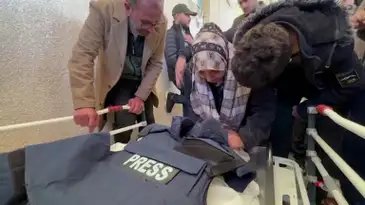 Palestinians in Gaza laid the body of slain Al Jazeera cameraman Samer Abu Daqqa to rest on Saturday (December 16), the day after he was killed in southern Gaza.
Frame Reuters