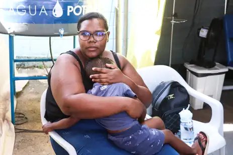 Brasília (DF) 01/03/2024 - Sra. Juliana Pereira, com o filho Vitor. Brasil tem mais de um milhão de casos de dengue este ano, seis estados e o Distrito Federal decretaram situação de emergência. O DF é uma das unidades federativas que decretaram situação de emergência em saúde pública por causa da explosão de casos de dengue.
Foto: Valter Campanato/Agência Brasil
