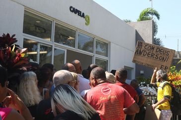 Rio de Janeiro (RJ), 28.04.2024 – Familiares, amigos e fãs se despedem do cantor Anderson Leonardo, do Grupo Molejo. Seu corpo foi velado no Cemitério Jardim da Saudade, no Rio de Janeiro. Foto: Tânia Rêgo/Agência Brasil