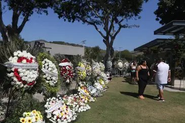 Rio de Janeiro (RJ), 28.04.2024 – Familiares, amigos e fãs se despedem do cantor Anderson Leonardo, do Grupo Molejo. Seu corpo foi velado no Cemitério Jardim da Saudade, no Rio de Janeiro. Foto: Tânia Rêgo/Agência Brasil