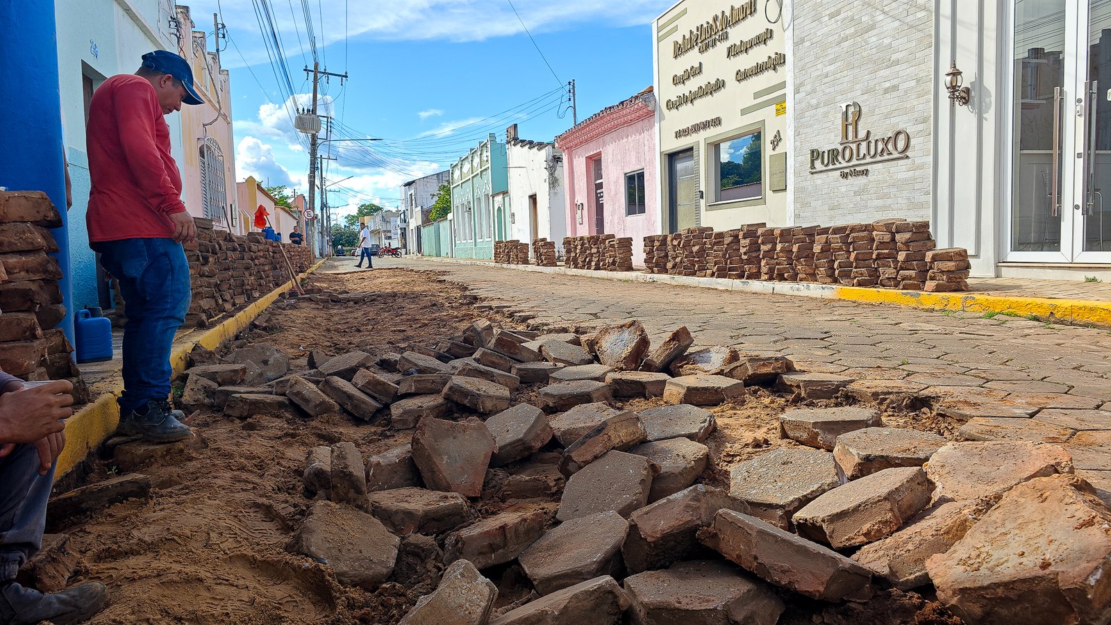 Manutenção bloquetes: Prefeitura de Cáceres atua na Rua 6 de Outubro