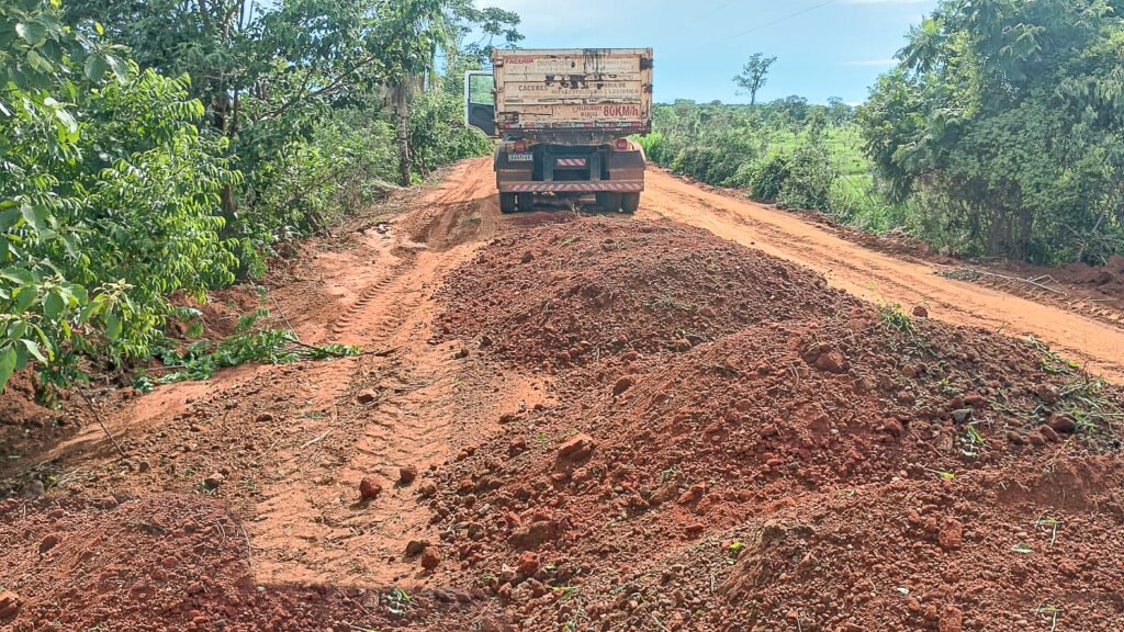 Manutenção estradas rurais em Cáceres avança na comunidade Limoeiro