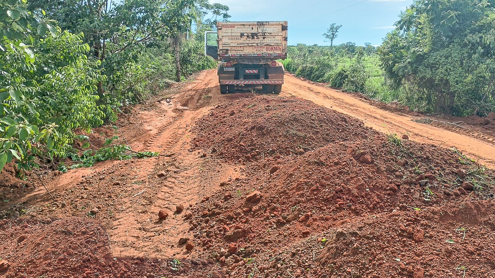 Manutenção estradas rurais em Cáceres avança na comunidade Limoeiro