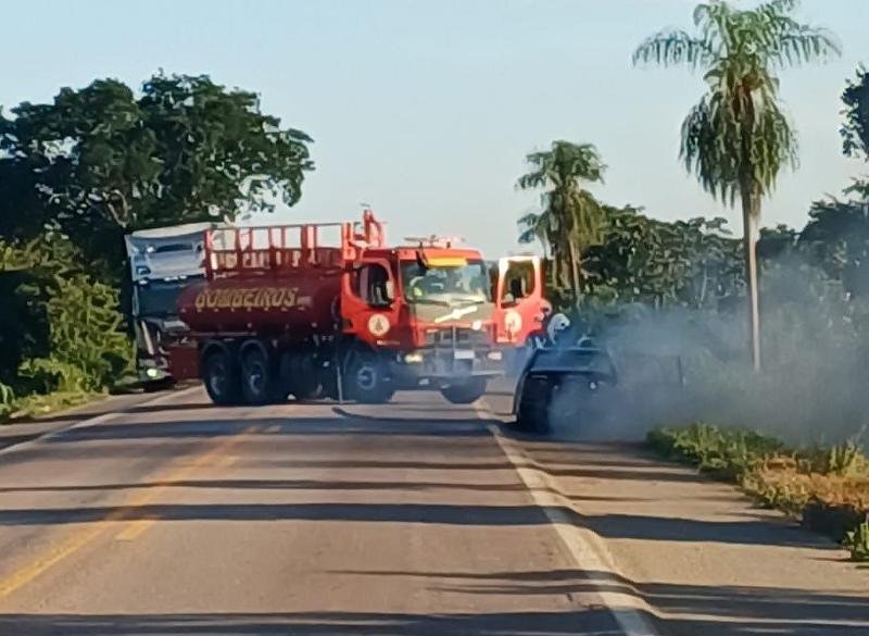 Carro pega fogo na BR-070 em Cáceres; motorista a salvo