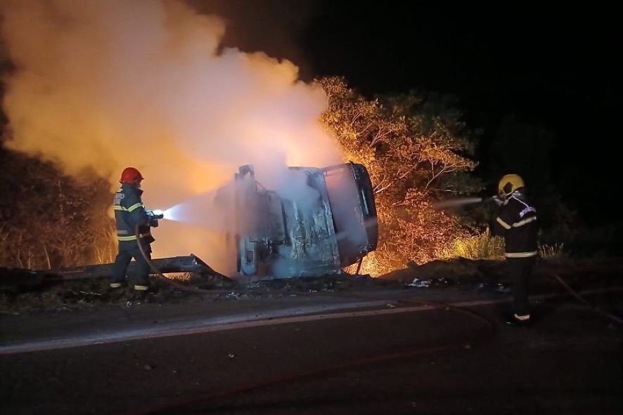Carreta-tanque tomba e pega fogo na MT-130 em Poxoréu