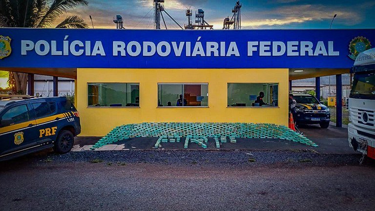 PRF apreende cocaína: 472 kg de pasta base em caminhão-tanque