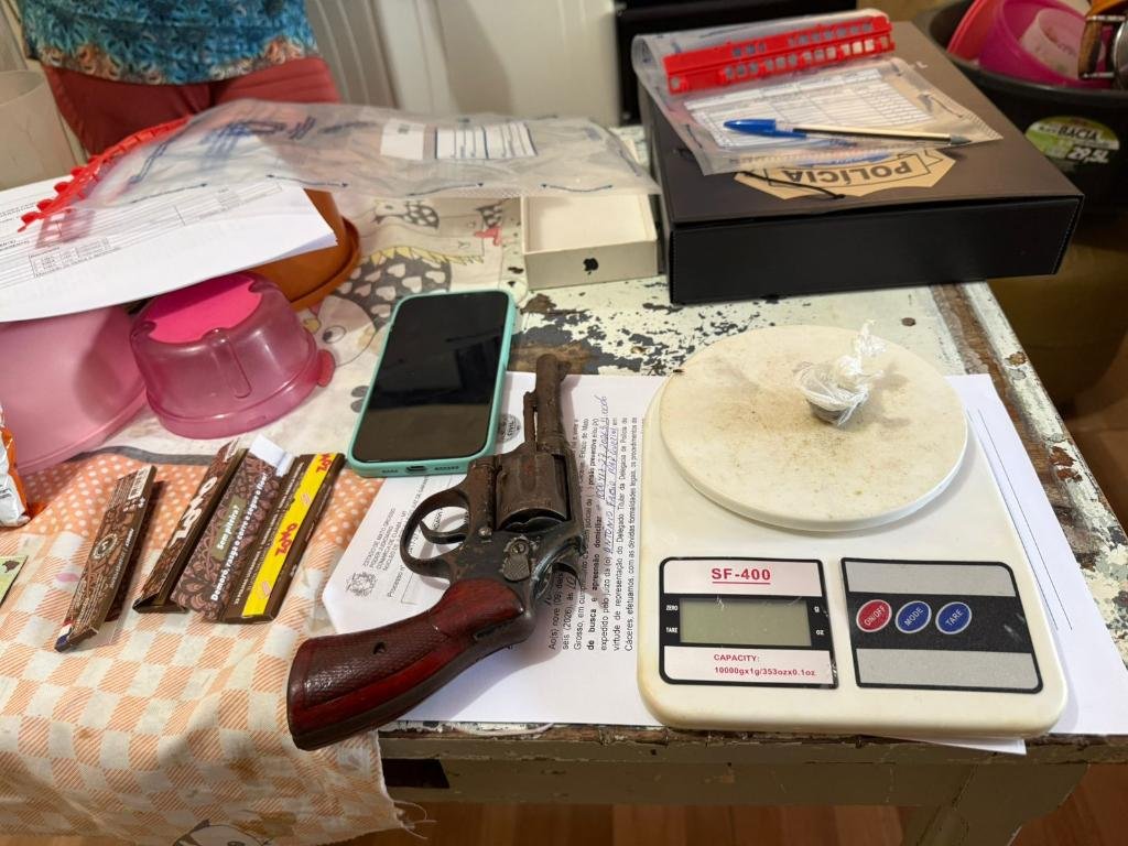 Prisão tráfico Cáceres: Jovem é detido com arma e drogas