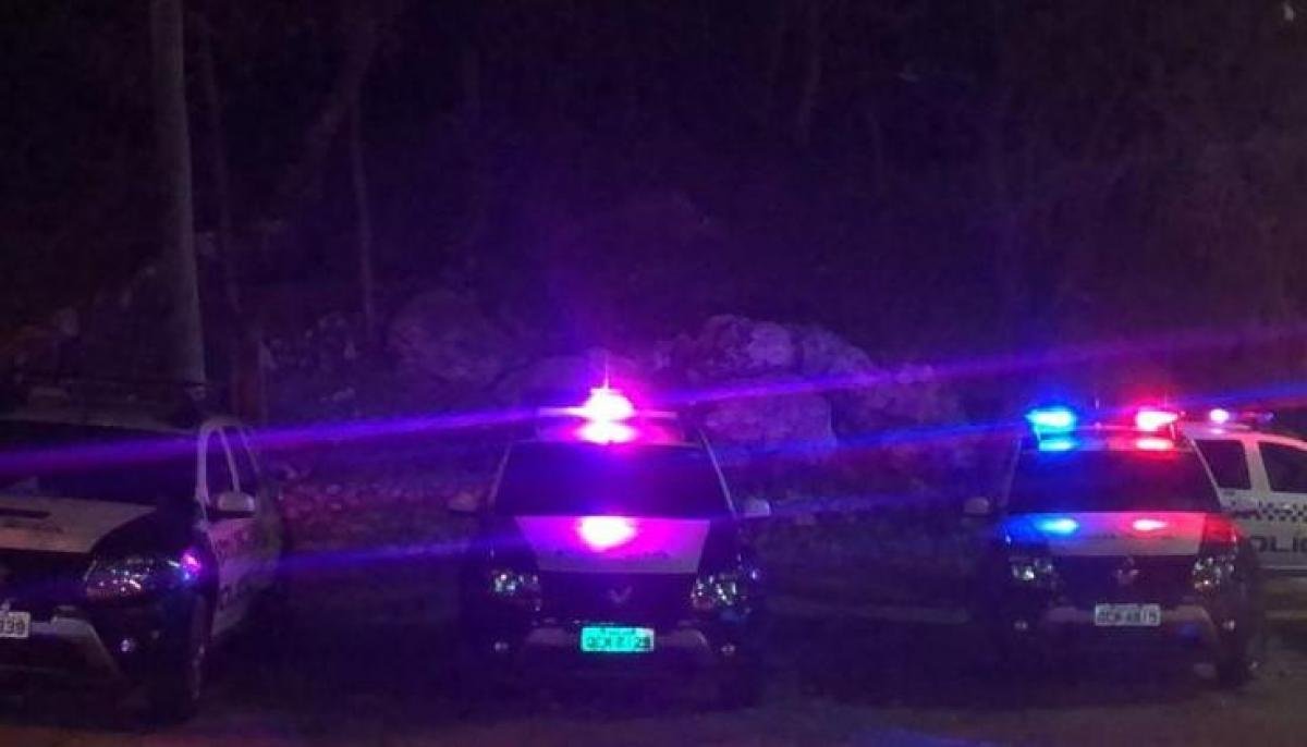 Homem baleado Cáceres: Vítima pula muro após disparos