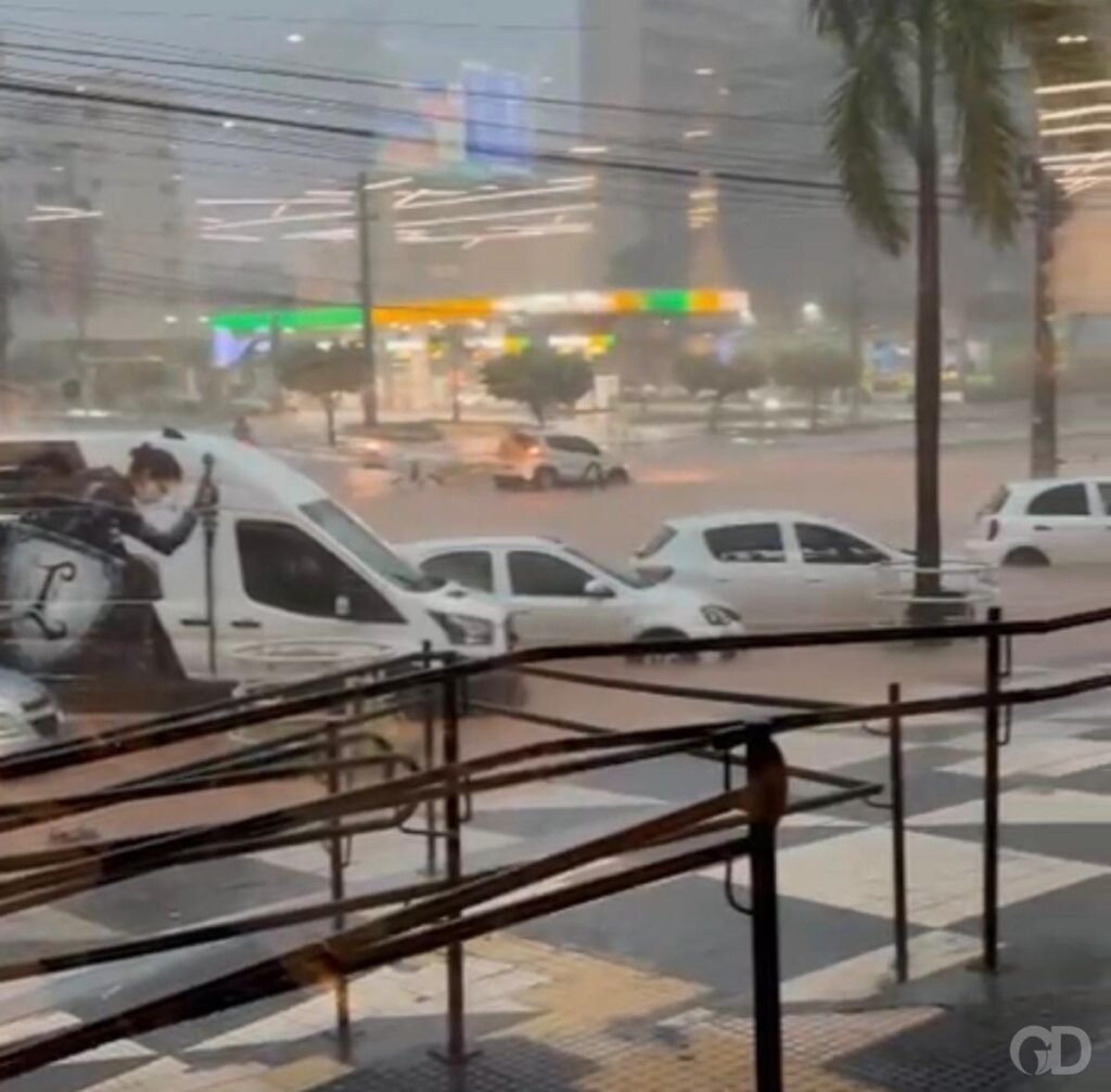 Alagamento na Avenida do CPA causa transtornos em Cuiabá