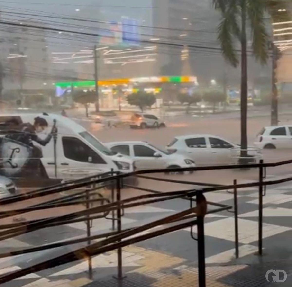 Alagamento na Avenida do CPA causa transtornos em Cuiabá