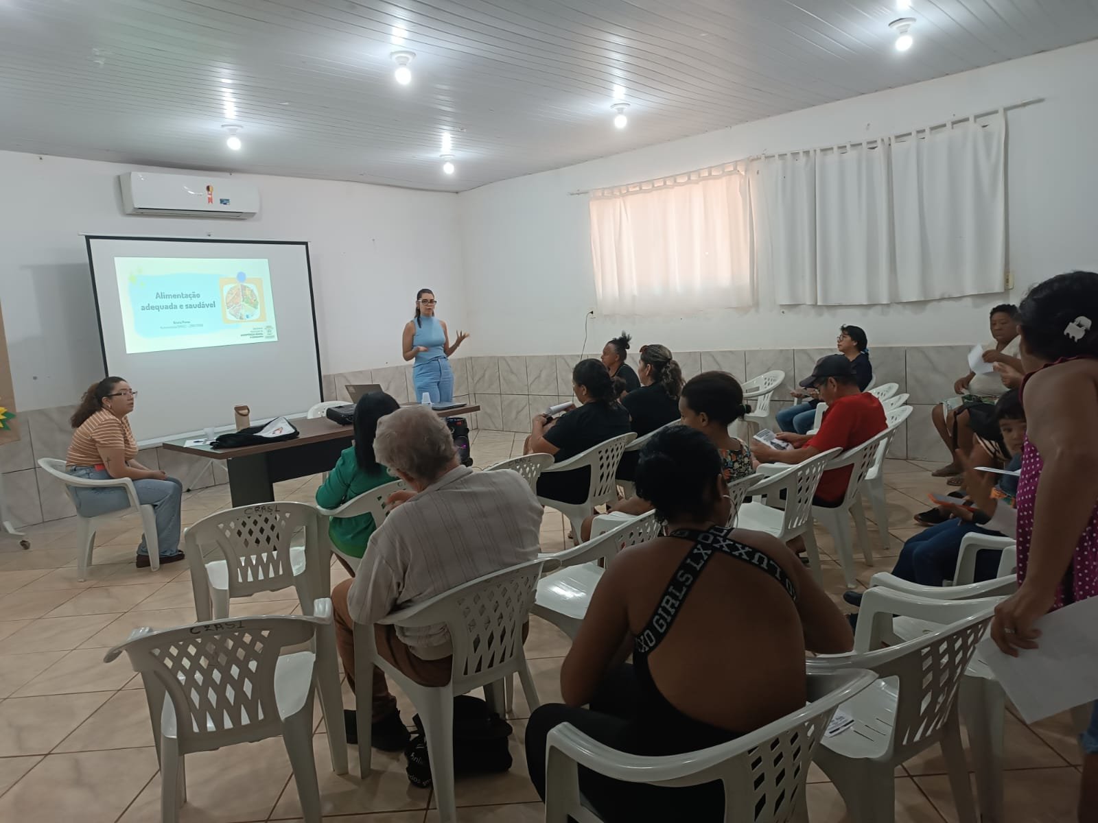 Palestra sobre alimentação saudável orienta famílias do CRAS 1