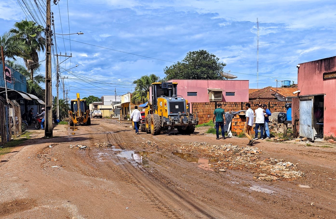 Força-tarefa no Caramujo atua contra alagamentos em residências