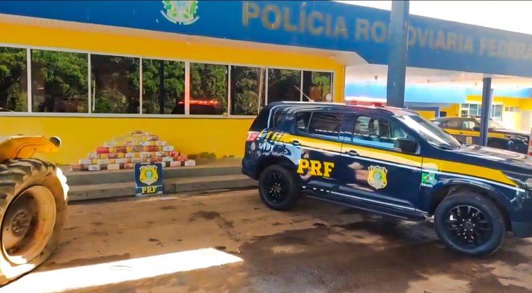 Apreensão de cocaína: PRF localiza 162 tabletes em trator