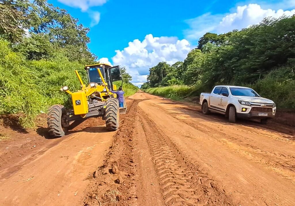 Recuperação de estradas rurais em Cáceres avança com serviços