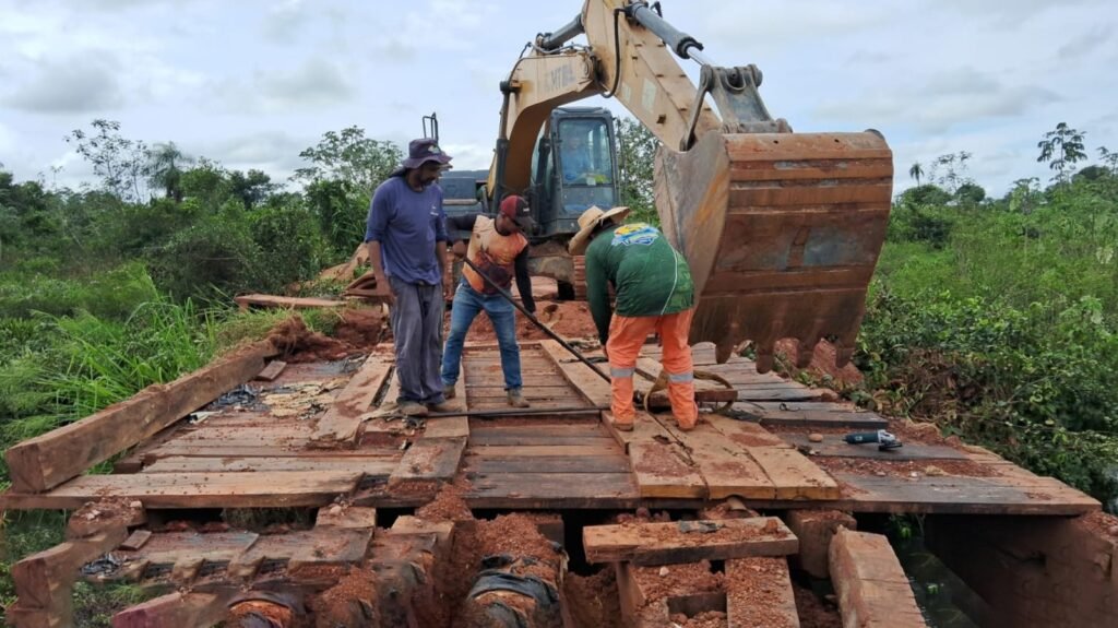 Reconstrução de ponte na MT-388 em Cáceres com produtores