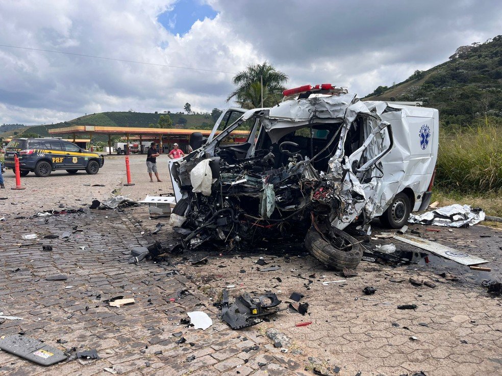 Acidente com ambulância em Divino: motorista e carreteiro morrem na BR-116