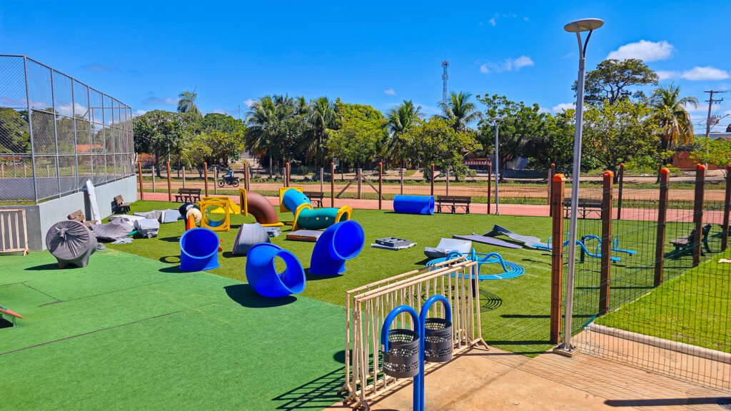 Rotary Club de Cáceres doa playground à Secretaria de Esportes