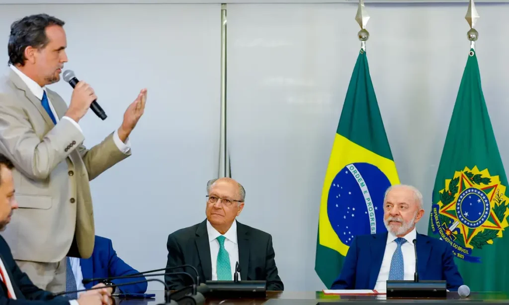 A taxa das blusinhas é zerada por MP assinada por Lula