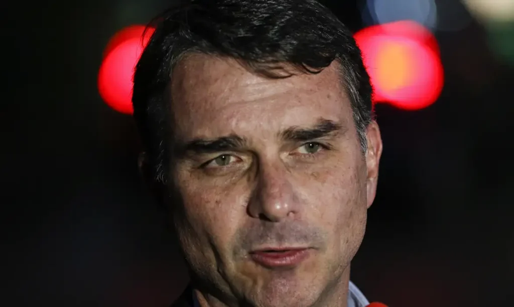 Flávio Bolsonaro e Vorcaro: Senador admite cobrança por patrocínio