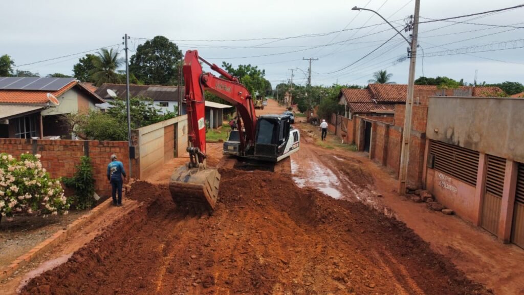 rebaixamento e encascalhamento da Rua Campinas melhora via em Cáceres