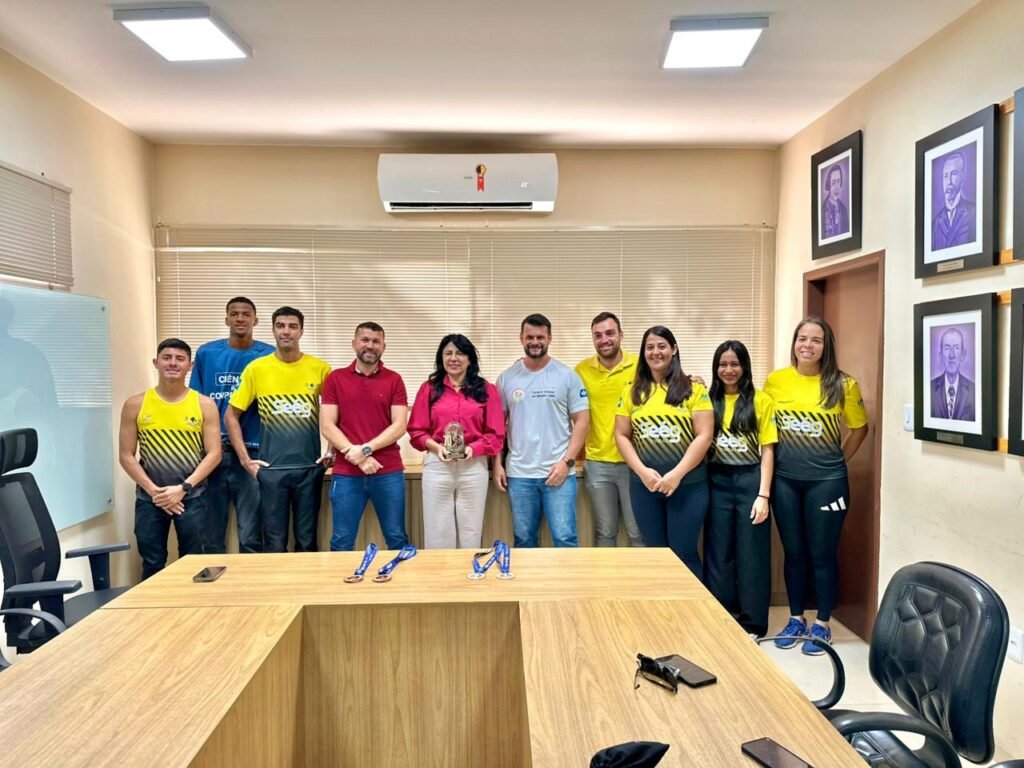 Equipe de Atletismo da UNEMAT é recebida pela prefeita de Cáceres