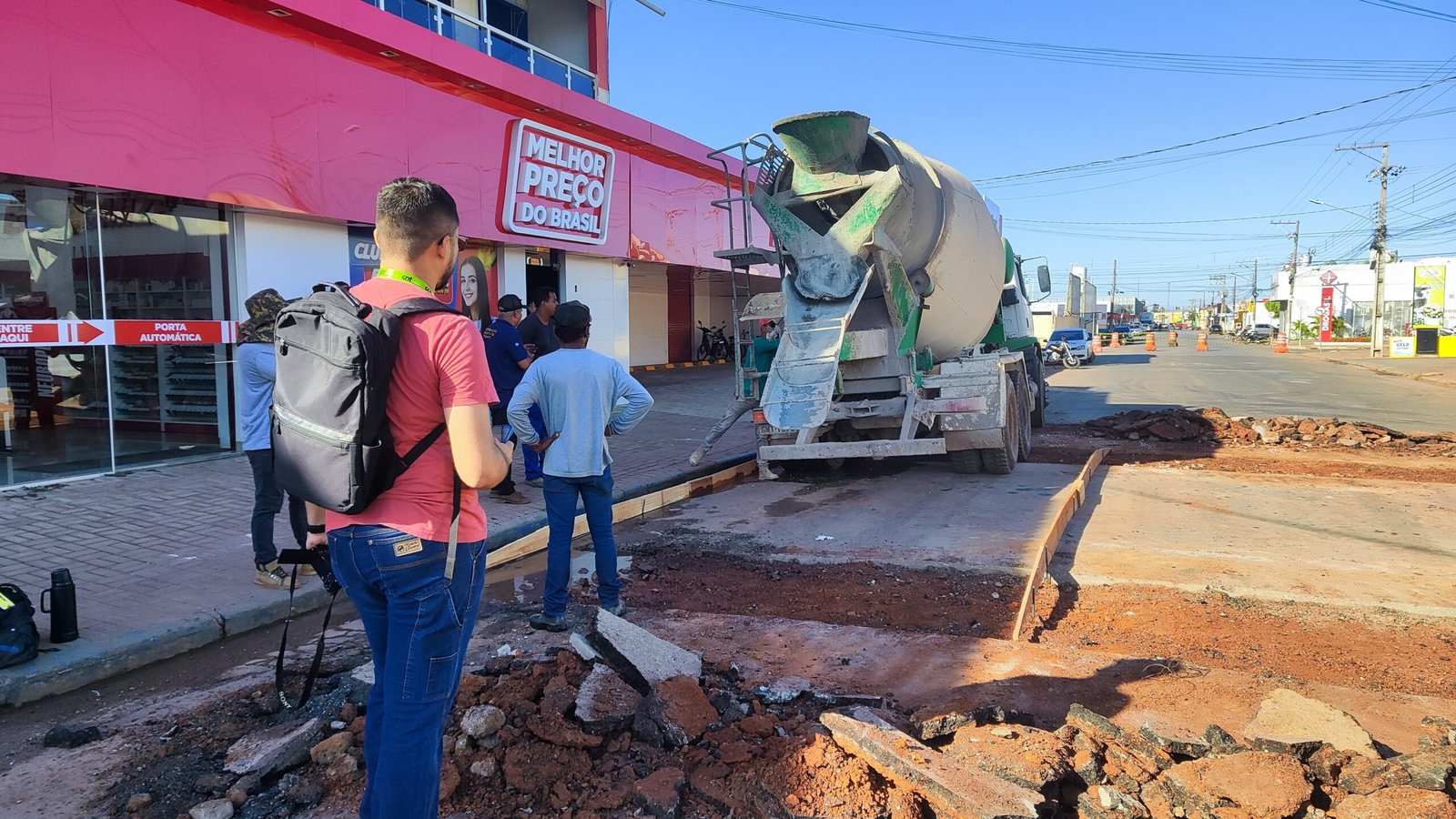 Parceria entre Prefeitura e Economize constrói passarela elevada