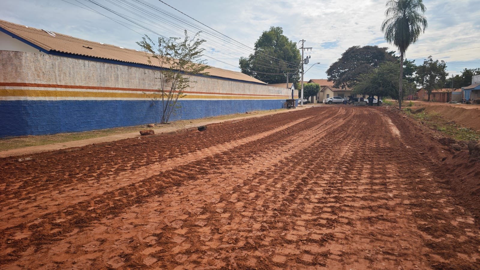 Prefeitura de Cáceres no Vila Irene realiza limpeza e patrolamento