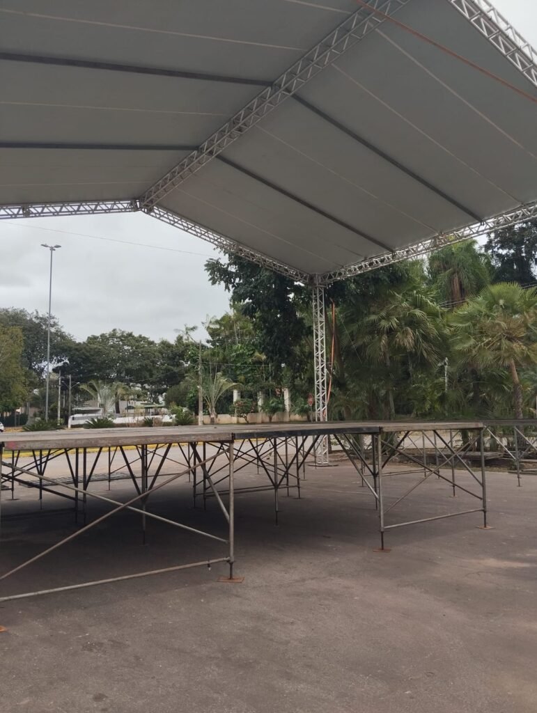 Preparativos para o 43º FIPe em Cáceres: Montagem de estruturas