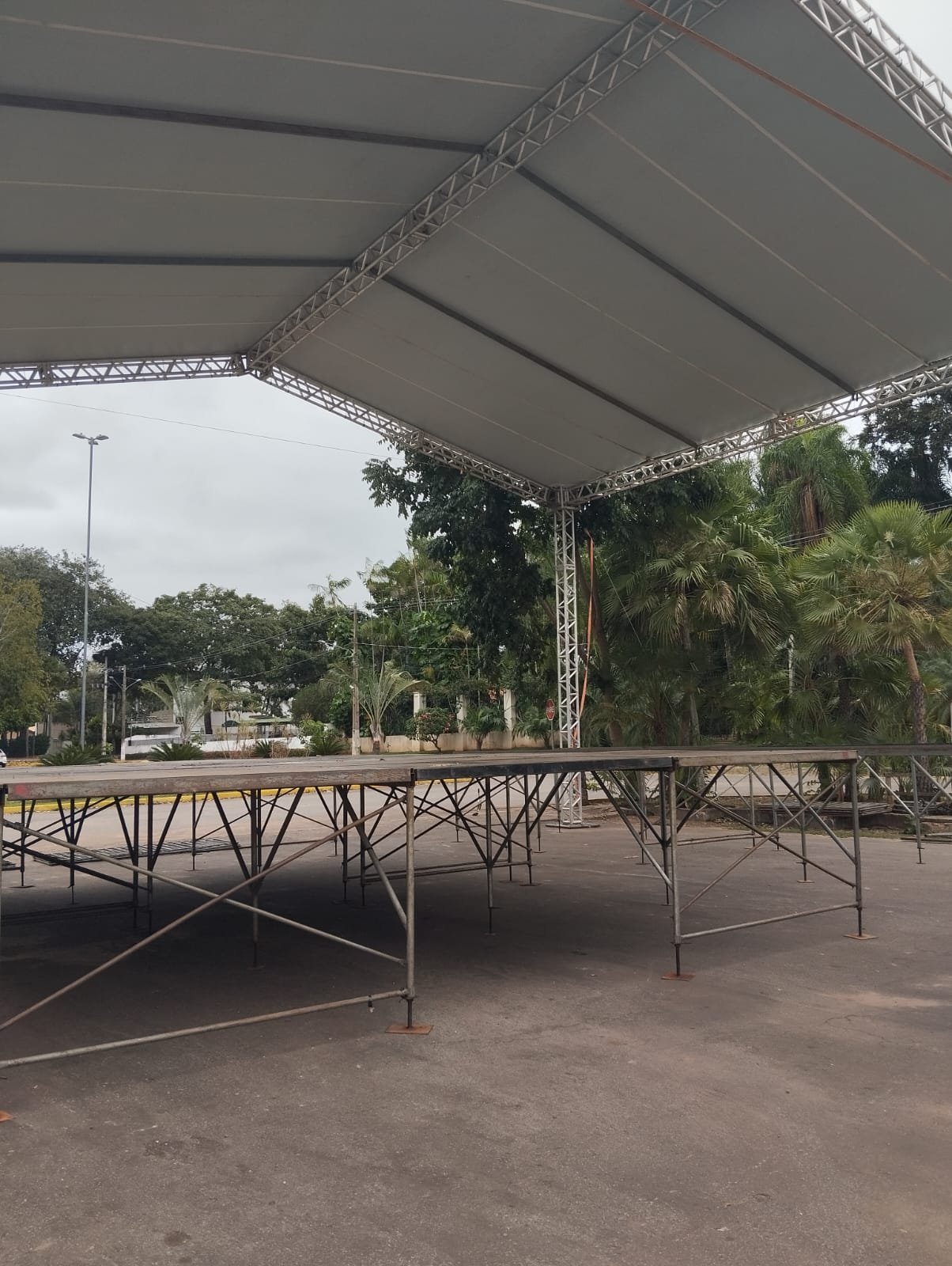 Preparativos para o 43º FIPe em Cáceres: Montagem de estruturas
