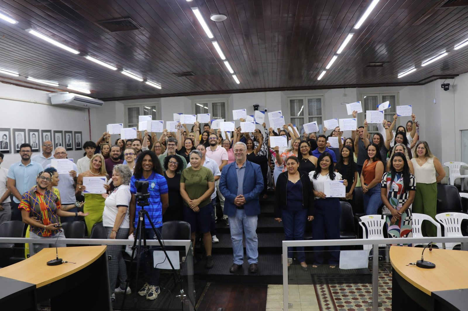 Sessão solene em Cáceres homenageia 55 profissionais da saúde e educação