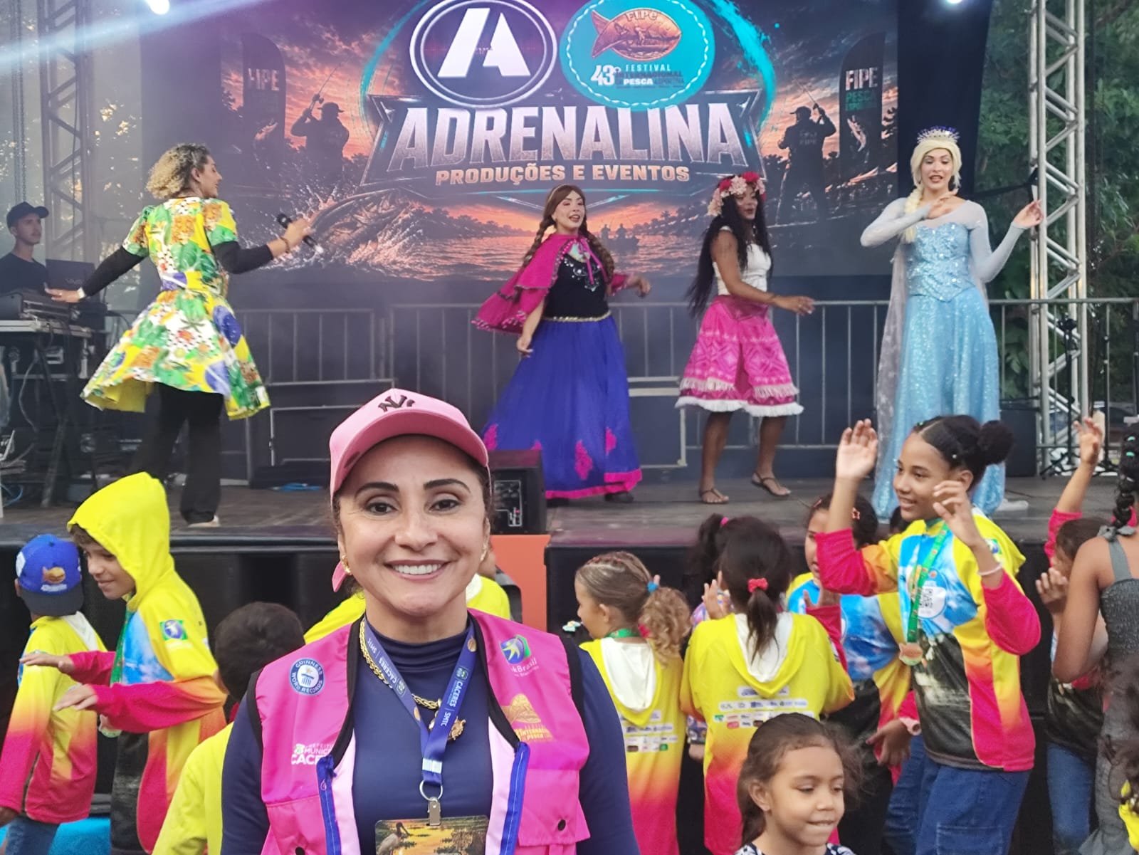 Show da Tia Hanna anima crianças no Festival de Pesca de Cáceres