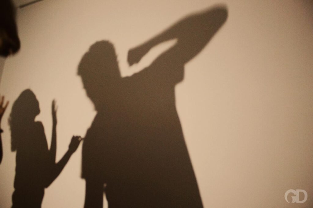 Violência doméstica em Água Boa: Homem agride e ameaça companheira